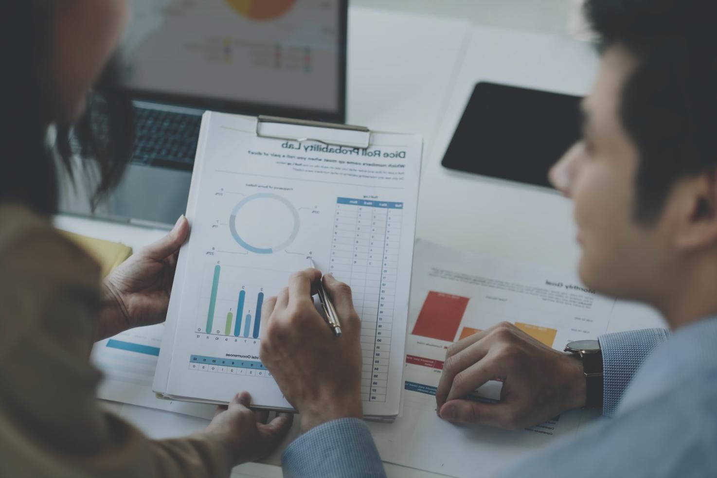 Teilnehmer arbeiten gemeinsam an mobilen SEO-Strategien während einer Webinar-Session